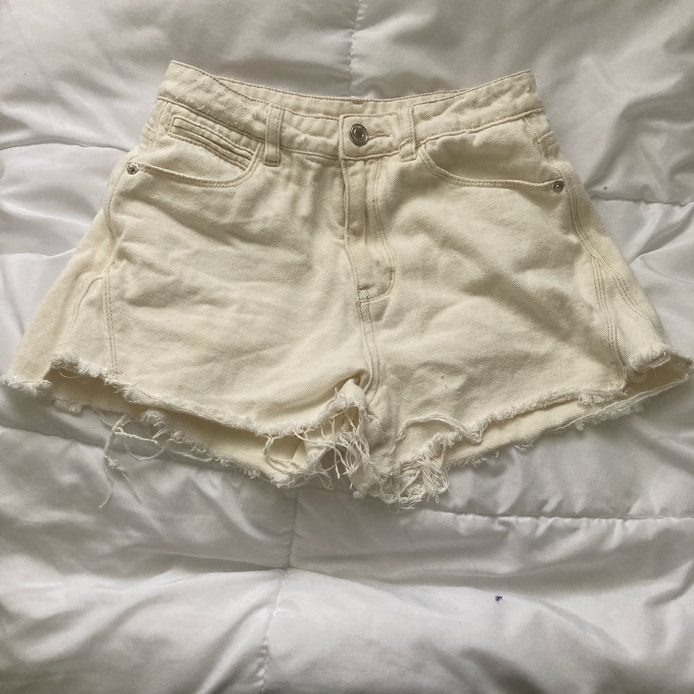 IVORY DISTRESSED JEAN SHORTS